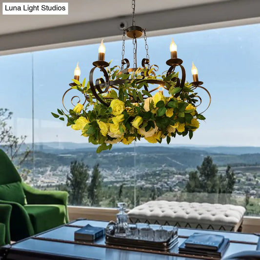 Lámpara colgante industrial de metal negro con 6 bombillas, iluminación LED y decoración de rosas.