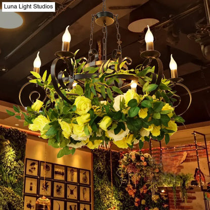 Lámpara colgante industrial de metal negro con 6 bombillas, iluminación LED y decoración de rosas.