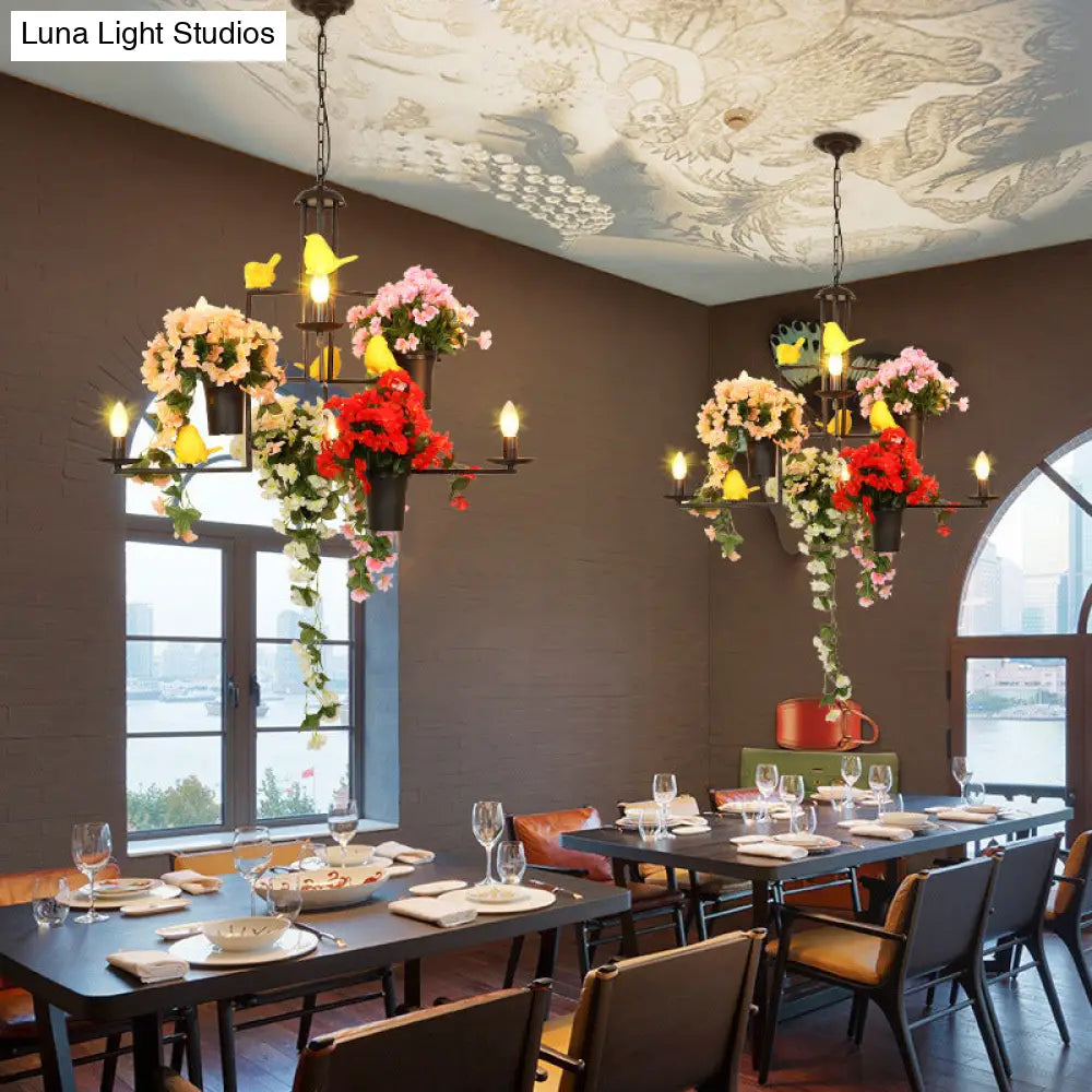 Lámpara colgante industrial de metal negro con 6 luces y decoración floral — Elegante candelabro