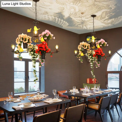 Lámpara colgante industrial de metal negro con 6 luces y decoración floral — Elegante candelabro