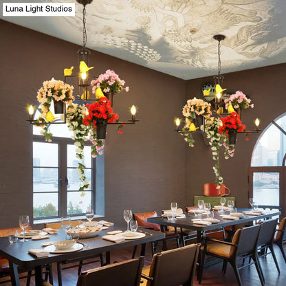 Lámpara colgante industrial de metal negro con 6 luces y decoración floral — Elegante candelabro