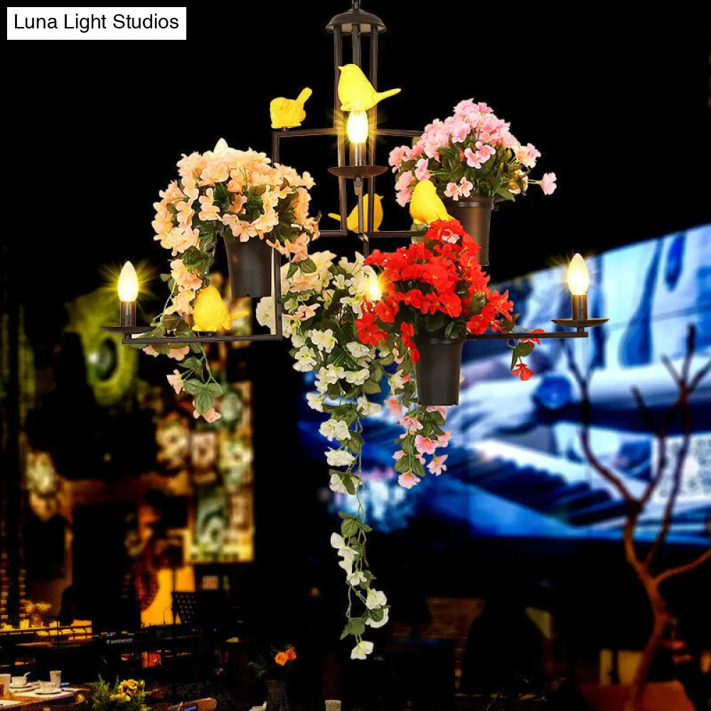 Lámpara colgante industrial de metal negro con 6 luces y decoración floral — Elegante candelabro