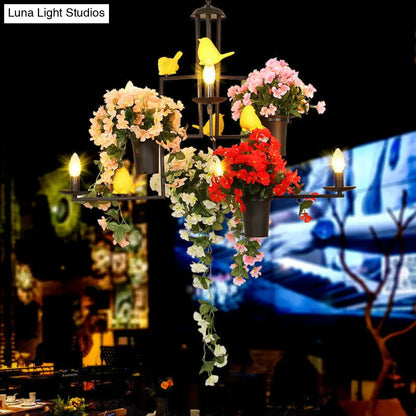 Lámpara colgante industrial de metal negro con 6 luces y decoración floral — Elegante candelabro