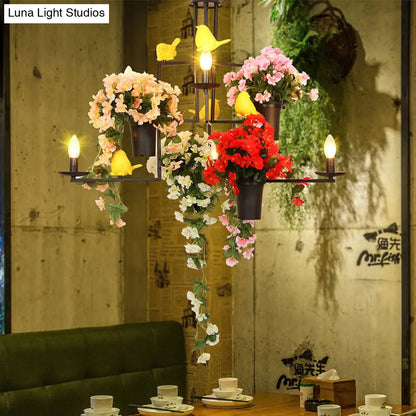 Lámpara colgante industrial de metal negro con 6 luces y decoración floral — Elegante candelabro