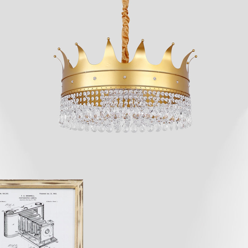 Lámpara de araña de metal dorado - Diseño modernista en forma de corona, lámpara colgante de 4 bombillas con gota de cristal para una sala de estar elegante