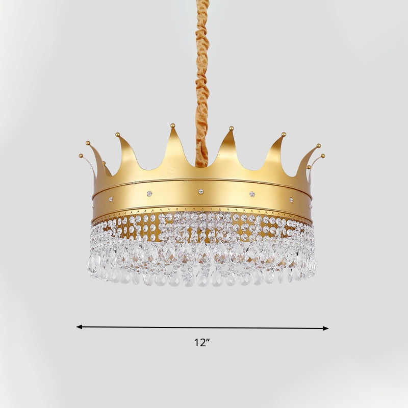 Lámpara de araña de metal dorado - Diseño modernista en forma de corona, lámpara colgante de 4 bombillas con gota de cristal para una sala de estar elegante
