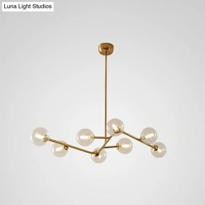 Lámpara de araña molecular de 8 luces con acabado en latón y pantallas de bolas de cristal para una iluminación colgante sencilla pero elegante