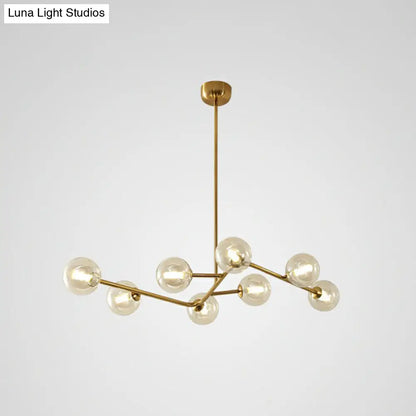 Lámpara de araña molecular de 8 luces con acabado en latón y pantallas de bolas de cristal para una iluminación colgante sencilla pero elegante