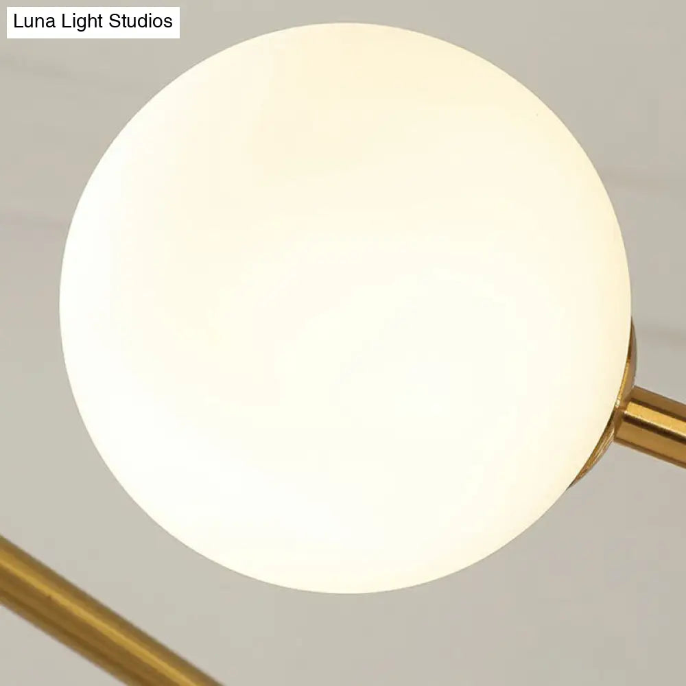 Lámpara de araña molecular de 8 luces con acabado en latón y pantallas de bolas de cristal para una iluminación colgante sencilla pero elegante