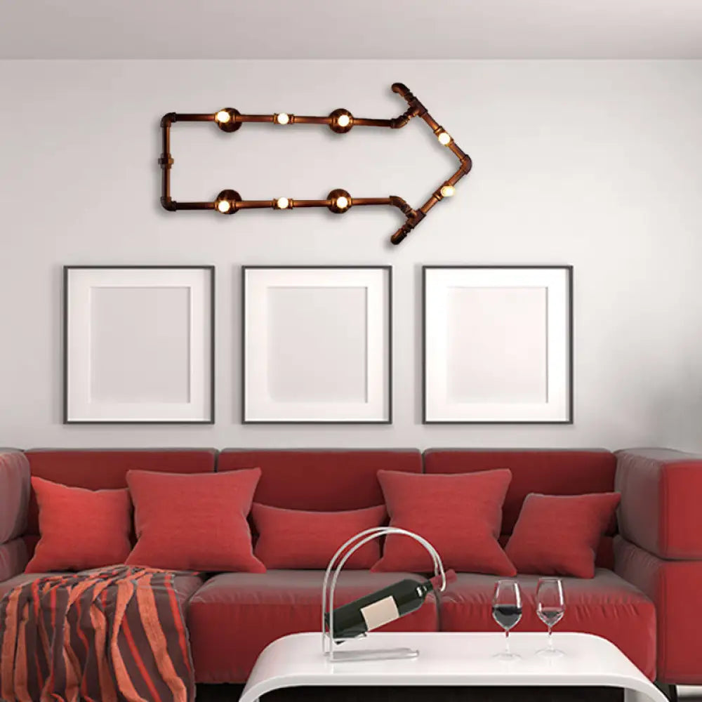 Aplique de pared industrial de bronce con diseño de flecha y detalle de tubería de agua, con 8 luces.