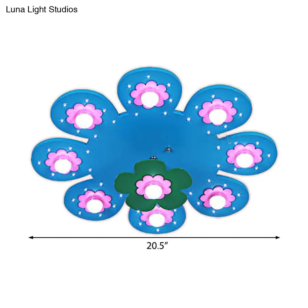 Lámpara de techo infantil DecorBites™ de madera con 9 luces y diseño floral, ideal para la habitación de una niña o para la sala de lactancia.