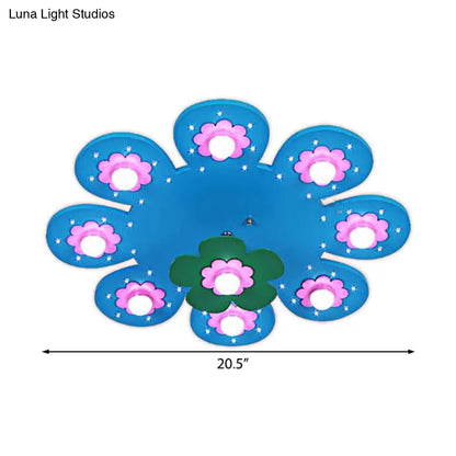 Lámpara de techo infantil DecorBites™ de madera con 9 luces y diseño floral, ideal para la habitación de una niña o para la sala de lactancia.