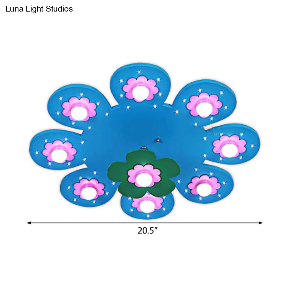 Lámpara de techo infantil DecorBites™ de madera con 9 luces y diseño floral, ideal para la habitación de una niña o para la sala de lactancia.