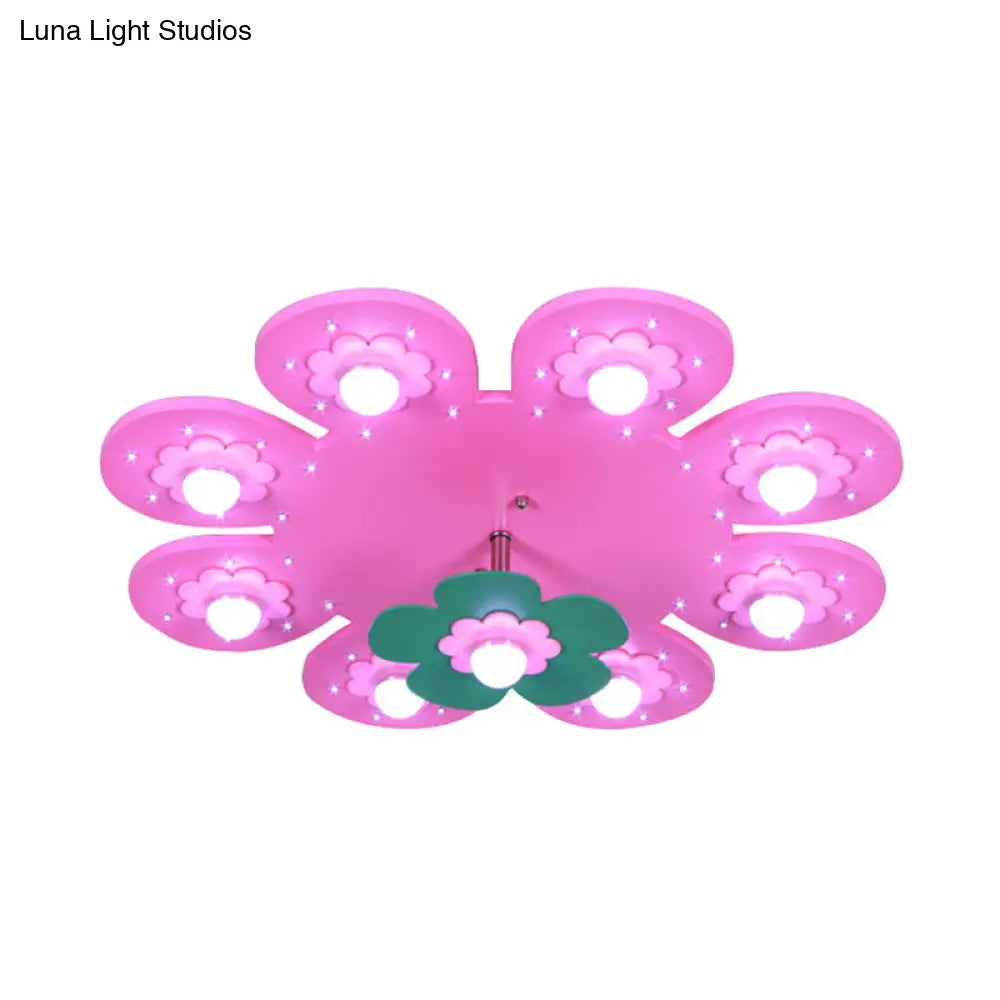 Lámpara de techo infantil DecorBites™ de madera con 9 luces y diseño floral, ideal para la habitación de una niña o para la sala de lactancia.