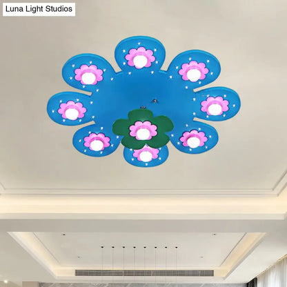 Lámpara de techo infantil DecorBites™ de madera con 9 luces y diseño floral, ideal para la habitación de una niña o para la sala de lactancia.