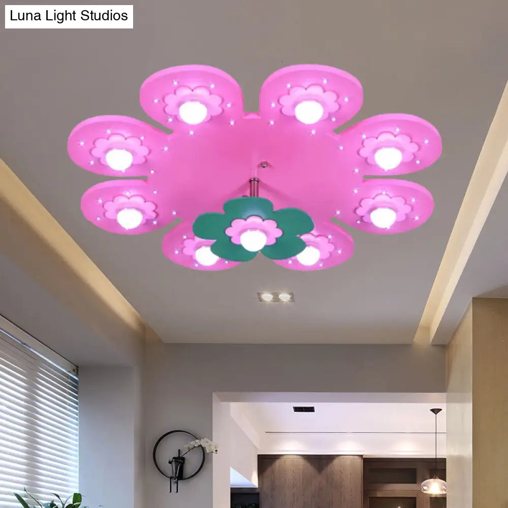Lámpara de techo infantil DecorBites™ de madera con 9 luces y diseño floral, ideal para la habitación de una niña o para la sala de lactancia.