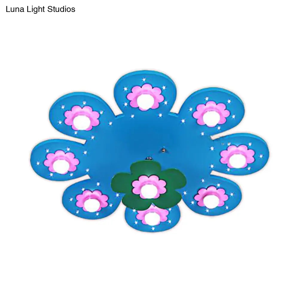 Lámpara de techo infantil DecorBites™ de madera con 9 luces y diseño floral, ideal para la habitación de una niña o para la sala de lactancia.