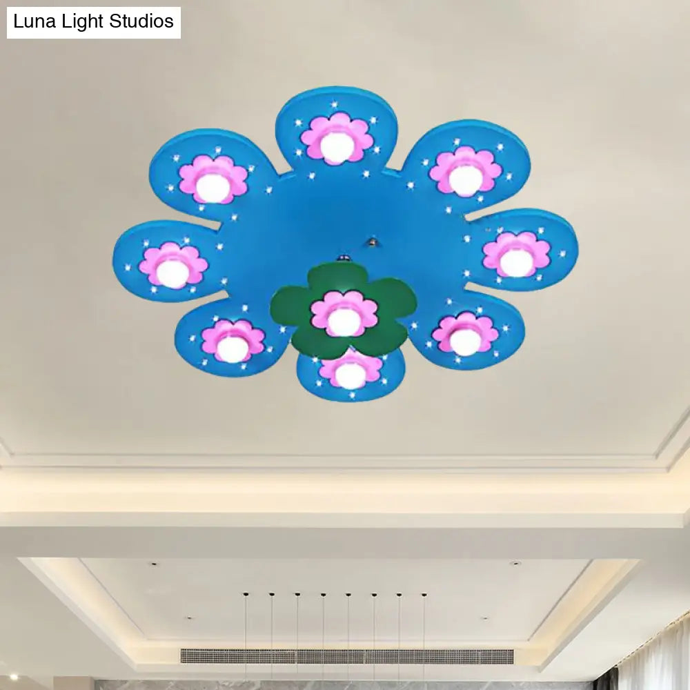 Lámpara de techo infantil DecorBites™ de madera con 9 luces y diseño floral, ideal para la habitación de una niña o para la sala de lactancia.