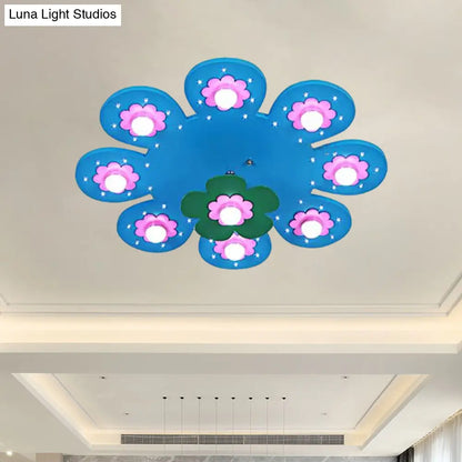 Lámpara de techo infantil DecorBites™ de madera con 9 luces y diseño floral, ideal para la habitación de una niña o para la sala de lactancia.