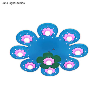 Lámpara de techo infantil DecorBites™ de madera con 9 luces y diseño floral, ideal para la habitación de una niña o para la sala de lactancia.