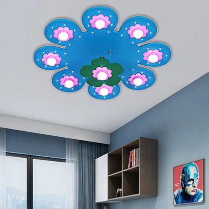 Lámpara de techo infantil DecorBites™ de madera con 9 luces y diseño floral, ideal para la habitación de una niña o para la sala de lactancia.