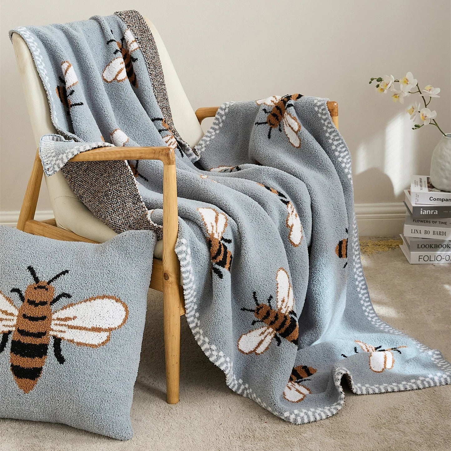 DecorBites™ Kawaii Bee Pattern Cozy Blanket - Super Soft White Spot Edge Design