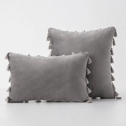 Funda de cojín DecorBites™ de terciopelo negro con flecos y borlas para cama, sofá o sillón