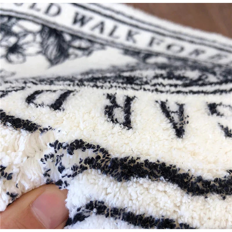 سجادة حمام مشعرة مطبوعة بنقشة ملائكية من DecorBites™ مقاس 40×60 سم