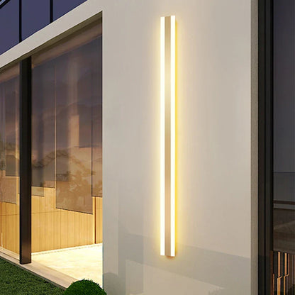 Aplique de pared exterior LED dorado DecorBites™, moderno e impermeable IP65, ideal para porches, jardines y villas.