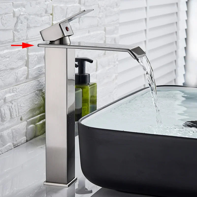 Grifo de Lavabo de la Cuenca de Oro Decorbites™ Mezclador de un Solo Nivel para Agua Caliente y Fría en el Baño