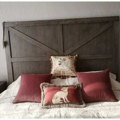 غطاء وسادة مزخرف من DecorBites™ بتصميم جرو المحكمة مع هامش من الفرو