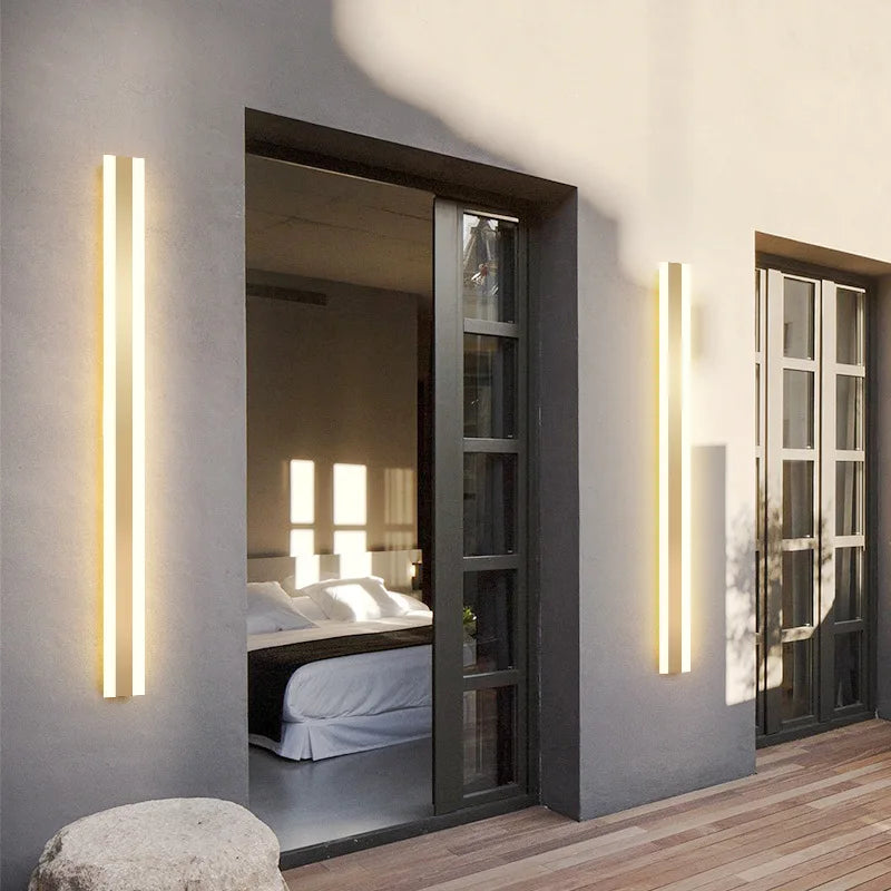 Aplique de pared exterior LED dorado DecorBites™, moderno e impermeable IP65, ideal para porches, jardines y villas.