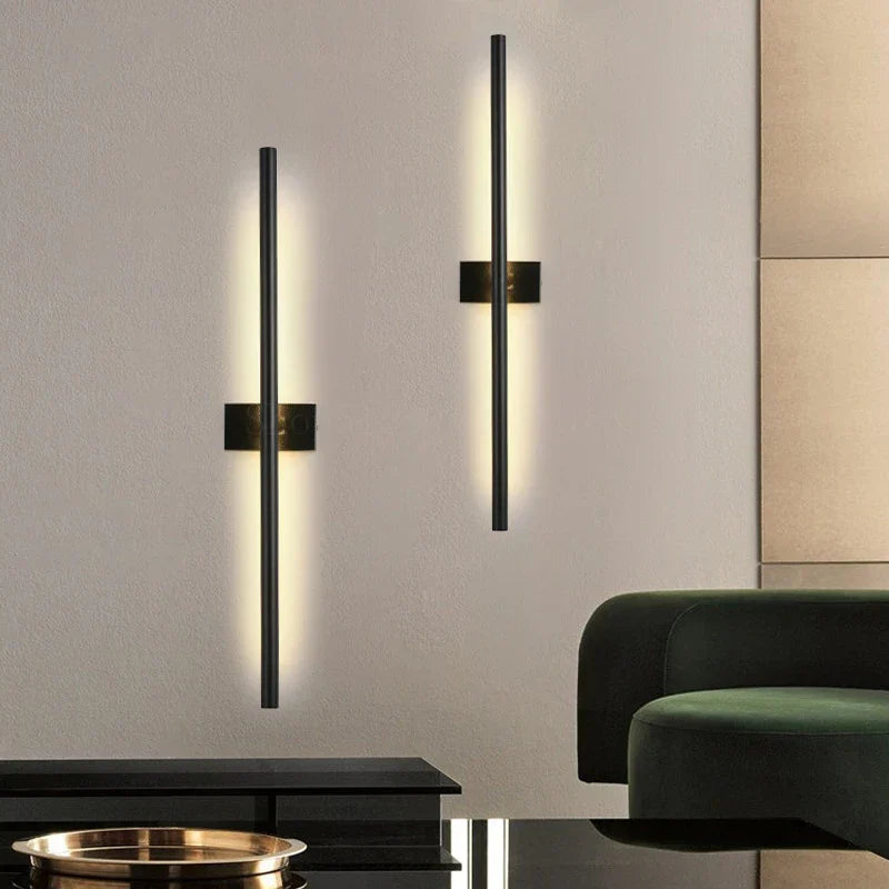 Aplique de pared LED DecorBites™ con tubos metálicos lineales dorados para espejos de baño y sala de estar modernos