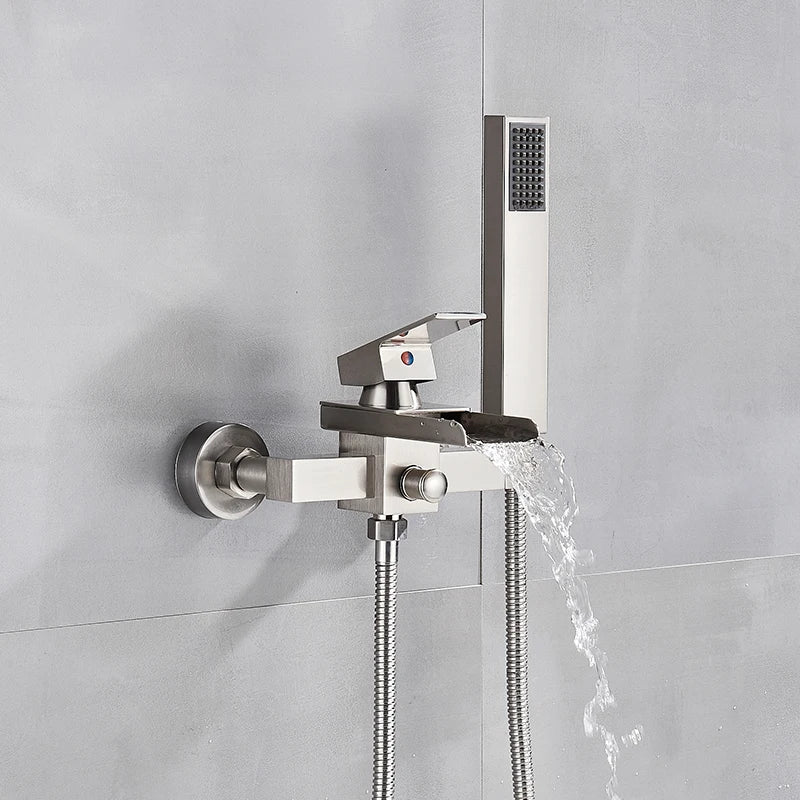 Grifo de ducha y bañera DecorBites™ de montaje en pared, color negro, con caño tipo cascada