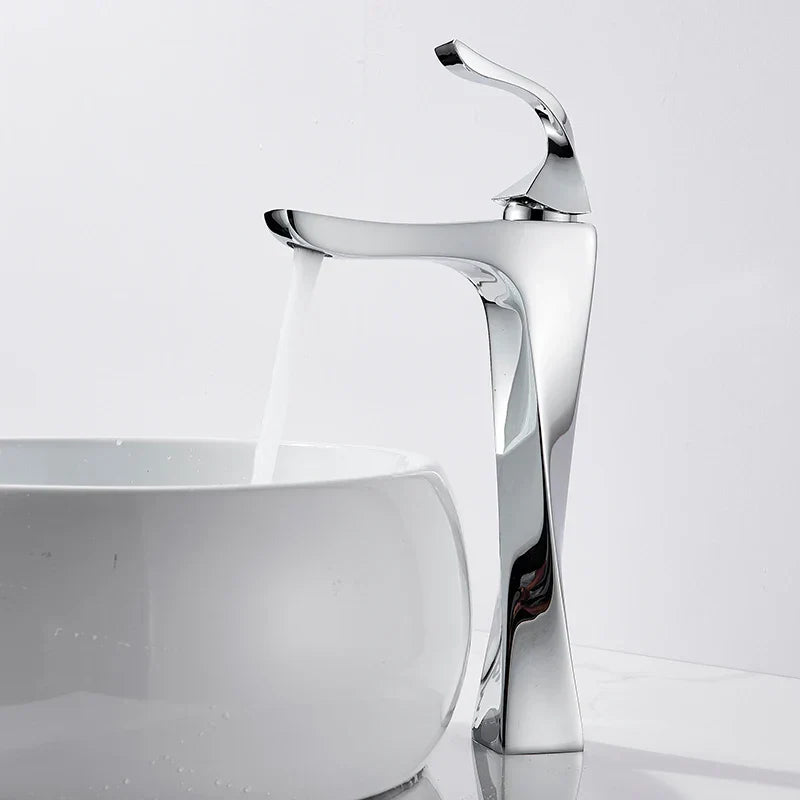 Grifo monomando para lavabo DecorBites™ de bronce negro.