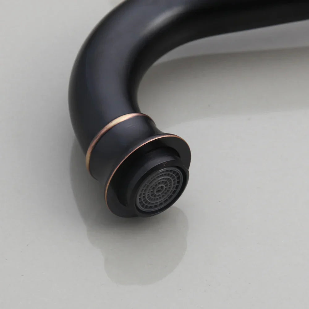 Lavabo DecorBites™ de cerámica negra con diseño de cascada pintado a mano y grifo de latón