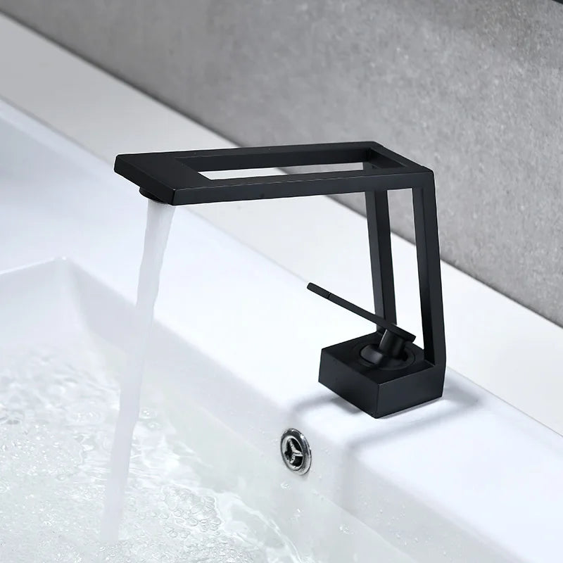 Grifo mezclador para lavabo DecorBites™ de latón negro con monomando para montaje en cubierta