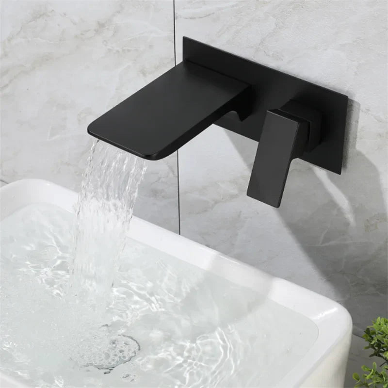 صنبور حوض خلاط من DecorBites™ Blanoir من النحاس الصلب مثبت في الحائط باللون الأسود والذهبي المصقول