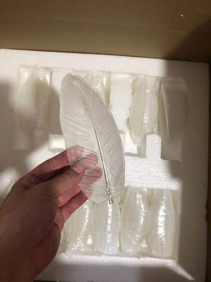 Lámpara de araña DecorBites™ Art Déco de cristal blanco con forma de pluma e iluminación LED para recibidor y dormitorio