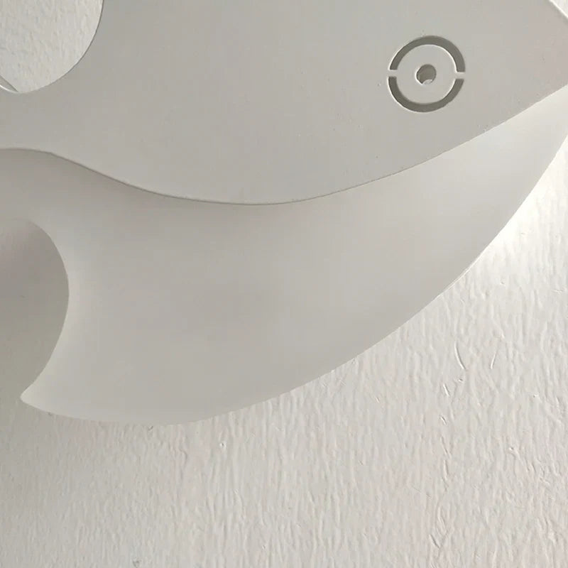 Lámpara de pared LED DecorBites™ con forma de pez. Decoración moderna y creativa en acrílico para espacios interiores.