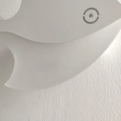 Lámpara de pared LED DecorBites™ con forma de pez. Decoración moderna y creativa en acrílico para espacios interiores.