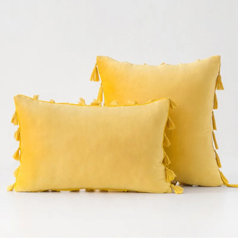 Funda de cojín DecorBites™ de terciopelo negro con flecos y borlas para cama, sofá o sillón