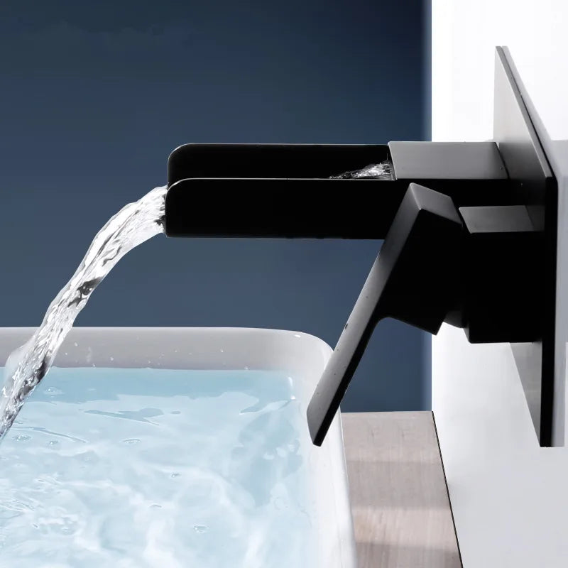 مجموعة خلاط حوض شلال من ديكوربايتس™ بلانور باللون الأسود والكروم