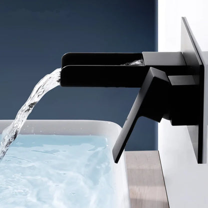 مجموعة خلاط حوض شلال من ديكوربايتس™ بلانور باللون الأسود والكروم