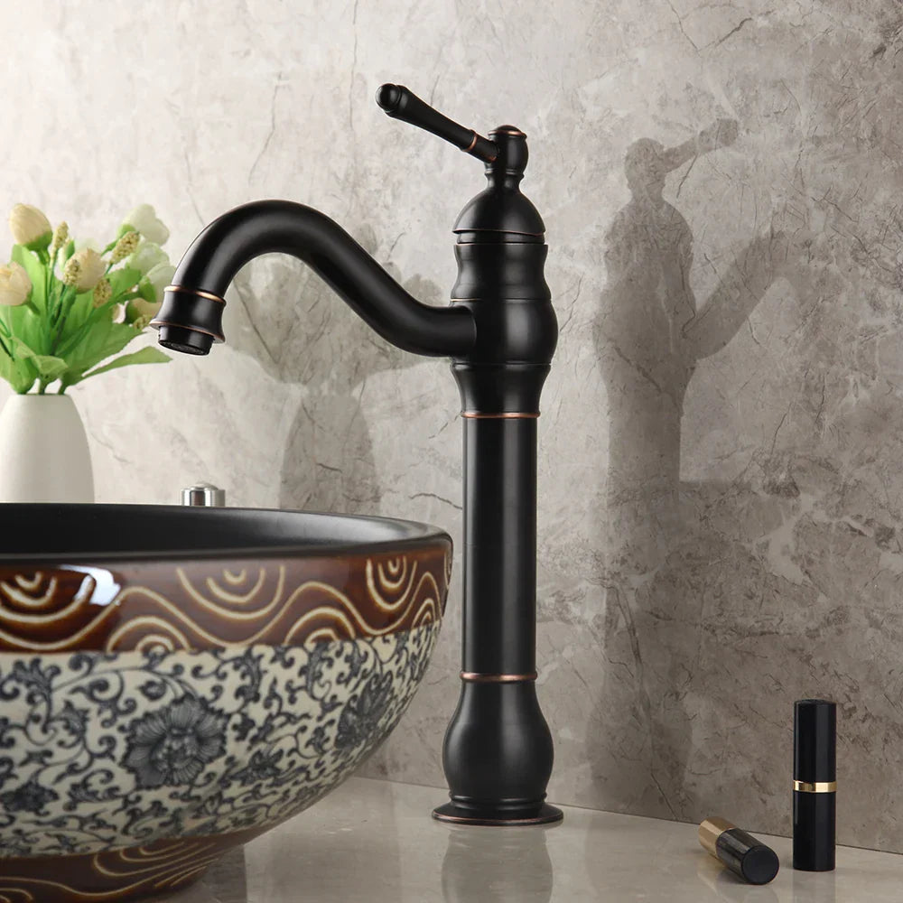 Lavabo DecorBites™ de cerámica negra con diseño de cascada pintado a mano y grifo de latón
