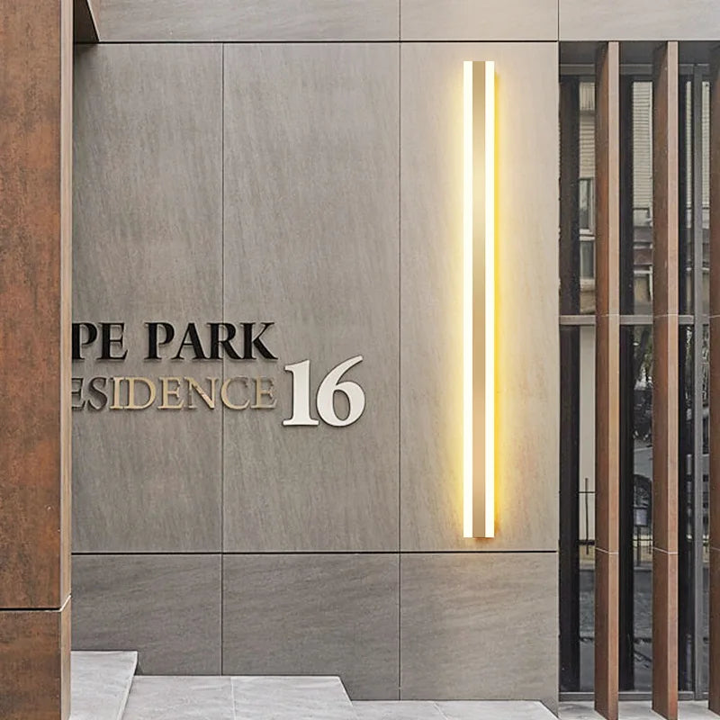 Aplique de pared exterior LED dorado DecorBites™, moderno e impermeable IP65, ideal para porches, jardines y villas.