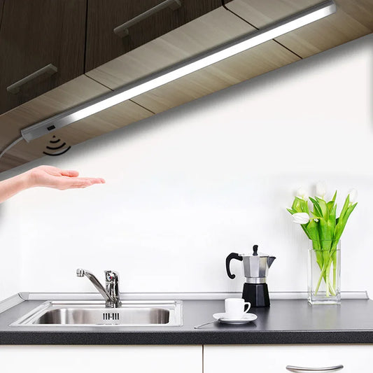 Lámpara LED para armario DecorBites™ con sensor de movimiento - Enchufe USB, ideal para cocina, dormitorio o vestidor.