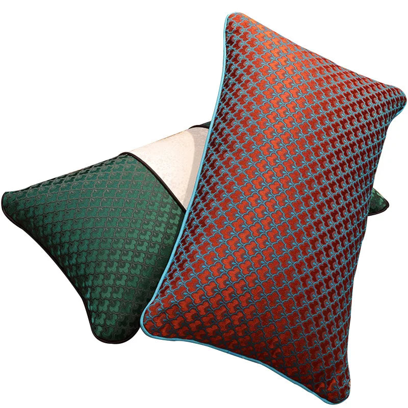 Funda de almohada lumbar DecorBites™ con jacquard geométrico azul y rojo para una decoración moderna de lujo.