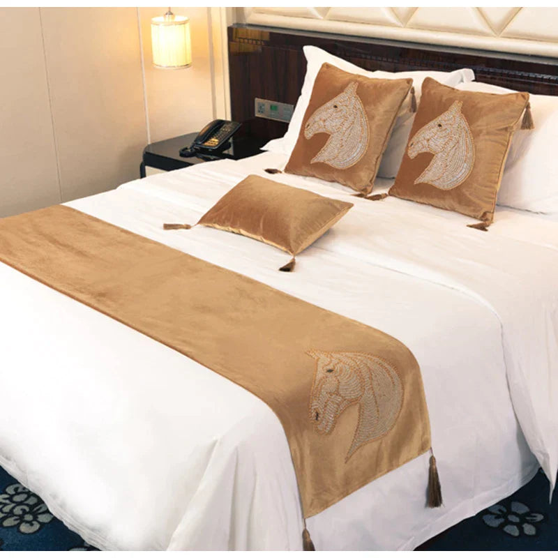 غطاء وسادة مربع من DecorBites™ ذهبي مرصع بأحجار الراين مع شرابات غطاء زخرفي فاخر