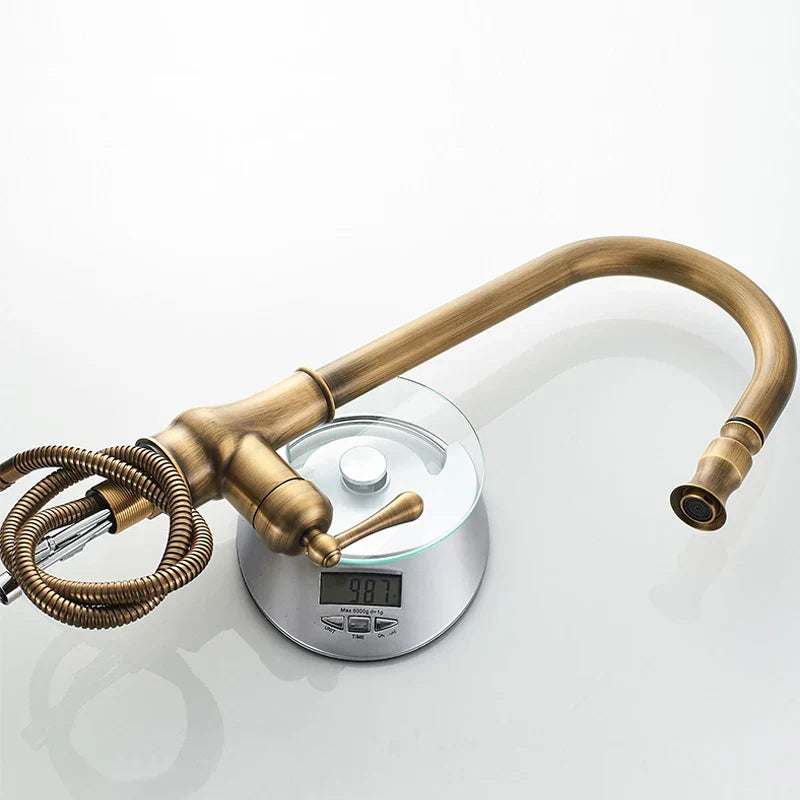 صنبور مطبخ من النحاس العتيق من DecorBites™ مع رأس رشاش متدفق